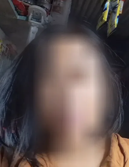 Amira, 32