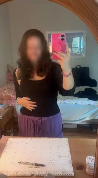 Claudia, 27
