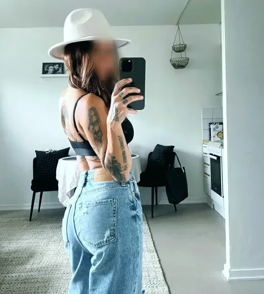 Lena, 27