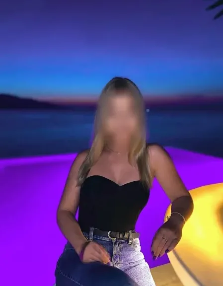 Manuela, 36