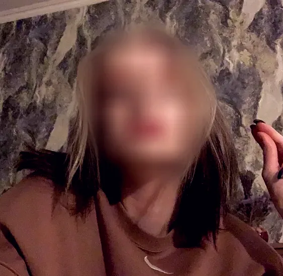 Sandra, 19